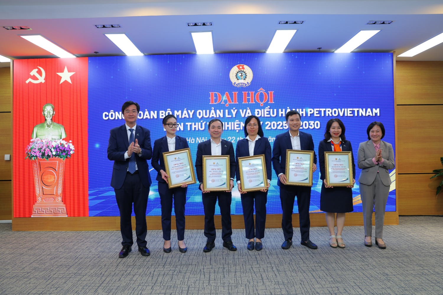 Khen thưởng các tổ Công đoàn BMQL&ĐH Petrovietnam có nhiều công trình, ý tưởng sáng kiến đổi mới sáng tạo trong chương trình thi đua “Đổi mới sáng tạo Dầu khí năm 2025”