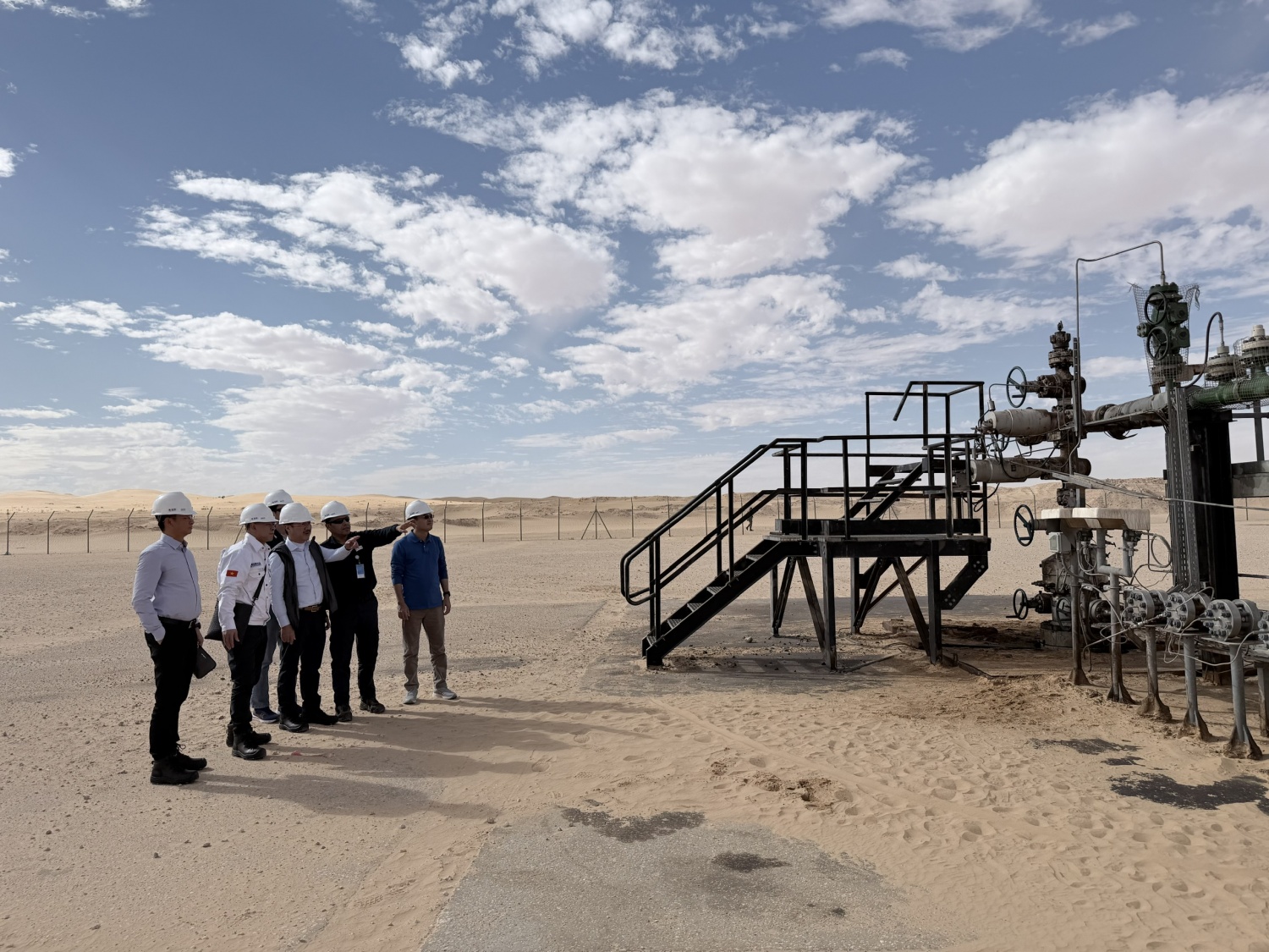 Đoàn công tác của Petrovietnam, PVEP kiểm tra hoạt động của các đầu giếng khai thác tại dự án Bir Seba