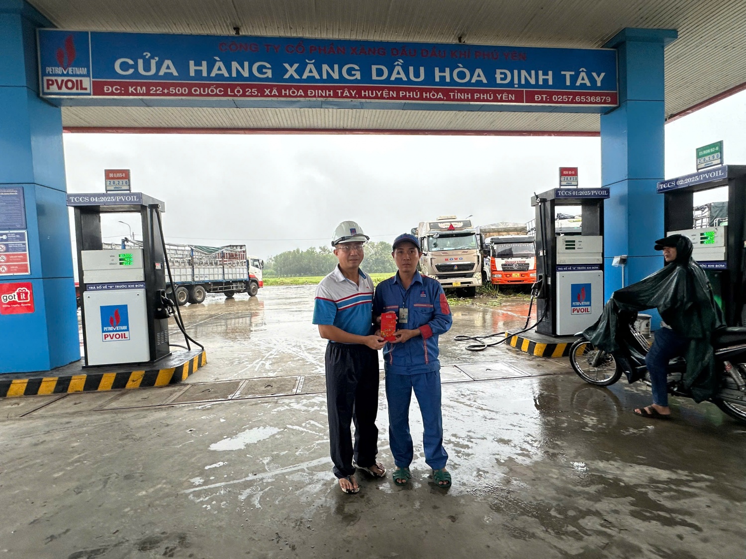 Ông Ngô Văn Nhiệm – Giám đốc PVOIL Phú Yên trao thưởng cho anh Hồ Quốc Hưng - nhân viên CHXD Hòa Định Tây đã có hành động dũng cảm cứu người