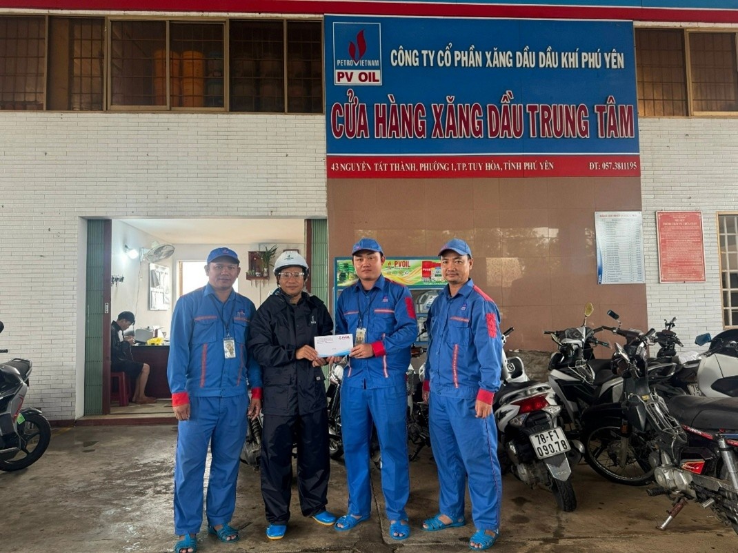 Ông Trần Văn Hay - Phó Giám đốc, Chủ tịch Công đoàn PVOIL Phú Yên trao thưởng cho anh Nguyễn Duy Luân - nhân viên CHXD Trung Tâm đã có hành động dũng cảm cứu người
