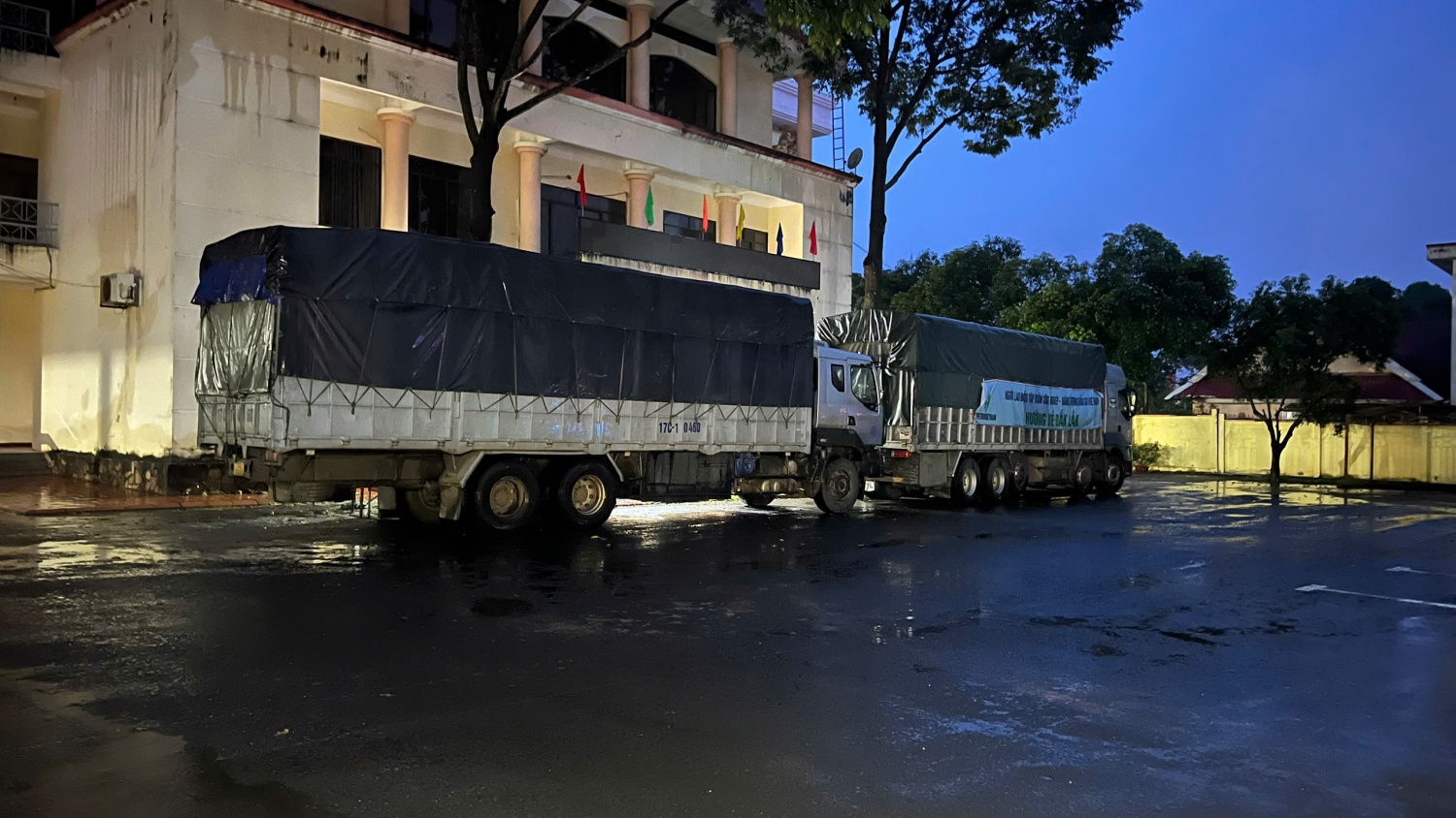 Đoàn xe chở nhu yếu phẩm hỗ trợ người dân tỉnh Đắk Lắk do Petrovietnam tổ chức đã đến điểm tiếp nhận và nhanh chóng được phân phối đến người dân đang chịu ảnh hưởng.