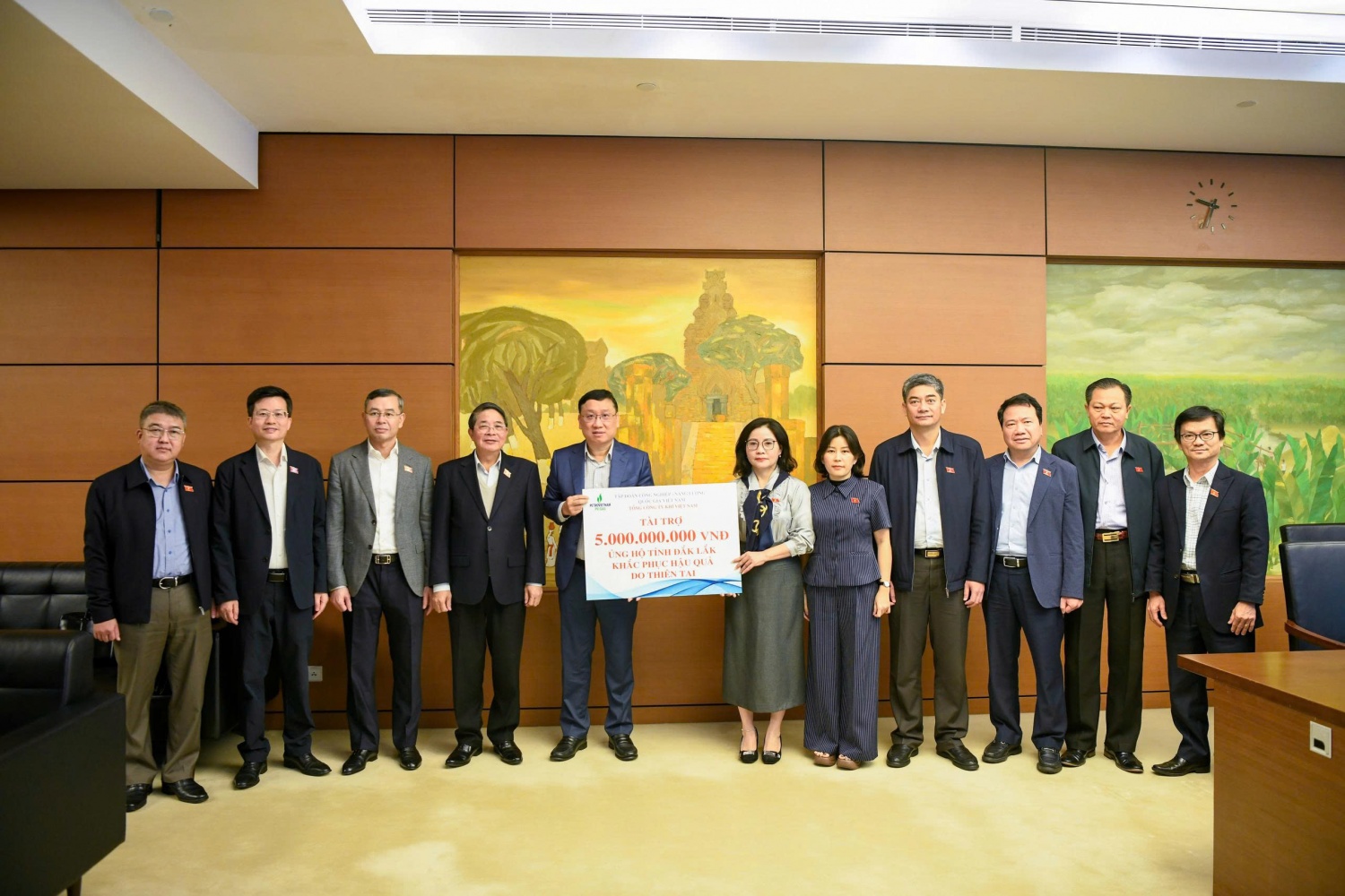 Ông Nguyễn Công Luận – Phó Tổng Giám đốc đại diện PV GAS trao tặng 5 tỷ đồng cho tỉnh Đắk Lắk