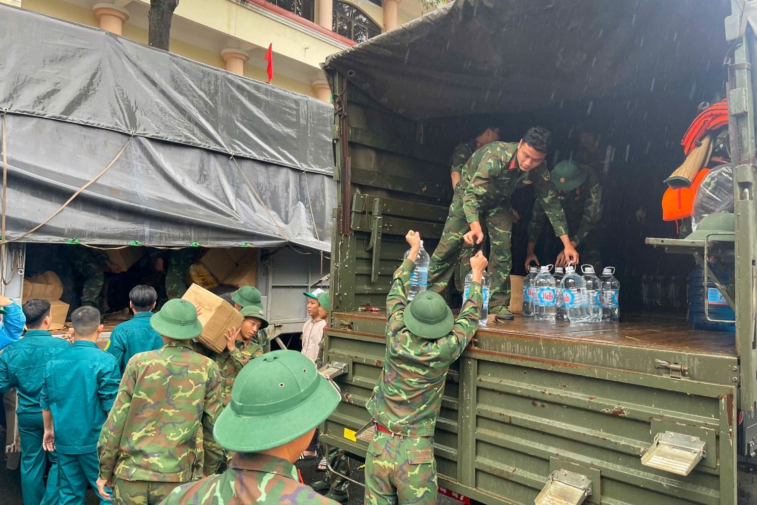 Bên cạnh việc hỗ trợ nhu yếu phẩm cho người dân tỉnh Đắk Lắk, Petrovietnam sẽ tiếp tục triển khai các chương trình an sinh xã hội nhằm kịp thời hỗ trợ người dân tại những tỉnh, thành phố đang chịu ảnh hưởng nặng nề bởi thiên tai.