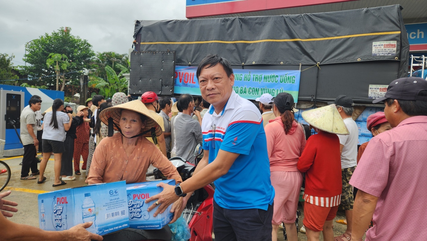 PVOIL tặng nước uống cho đồng bào vùng lũ tại Miền Trung