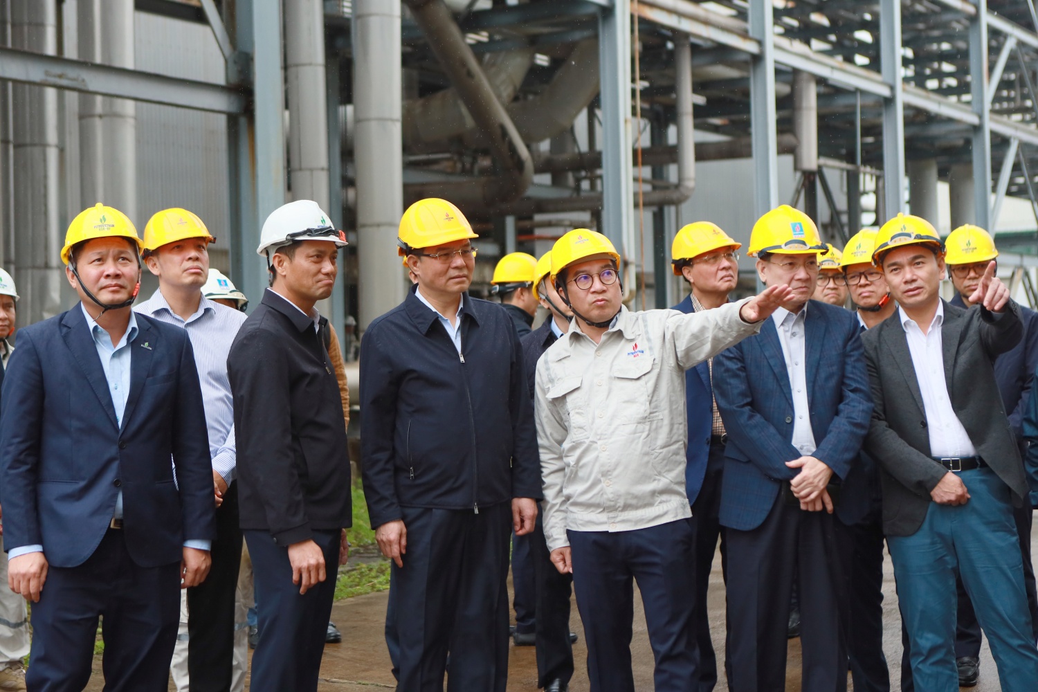 Chủ tịch HĐTV Petrovietnam Lê Mạnh Hùng kiểm tra công tác bảo dưỡng Nhà máy Ethanol Dung Quất.