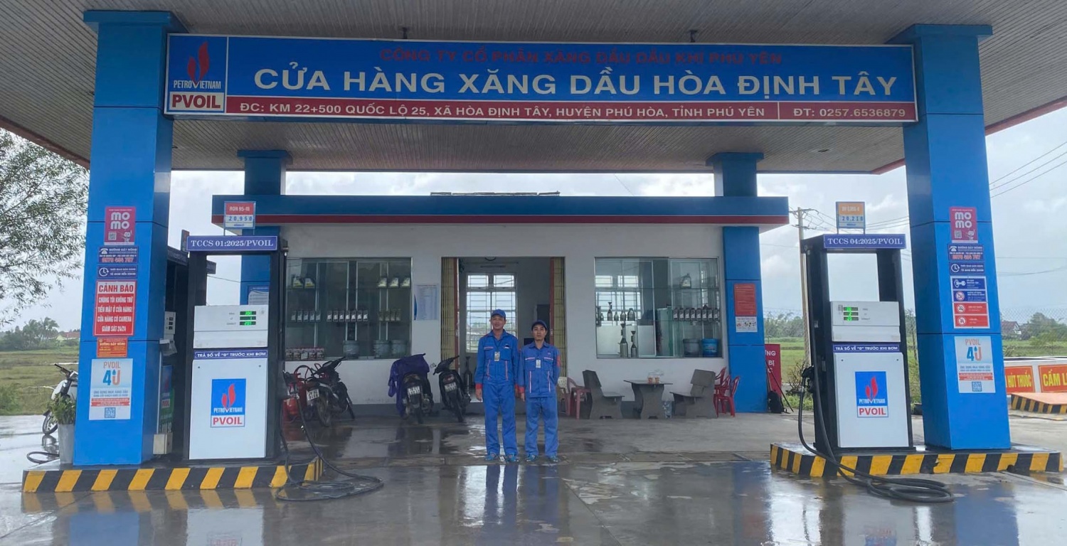 Anh Đỗ Thái Ngân và anh Hồ Quốc Hưng tại CHXD khi cơn bão vừa qua