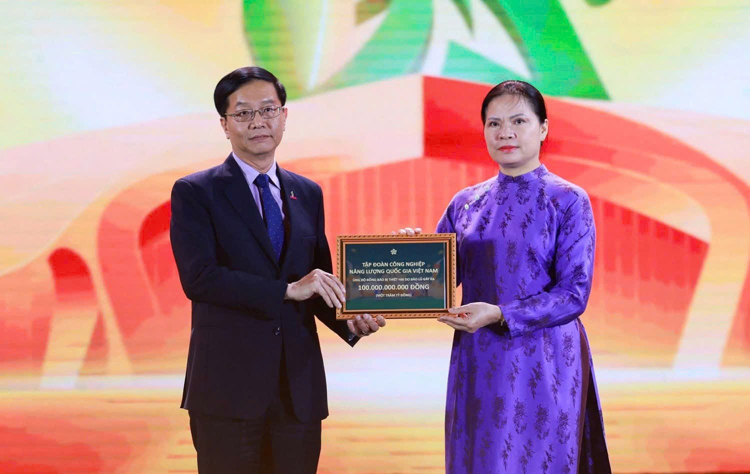 Đồng chí Trần Quang Dũng, Phó Bí thư thường trực Đảng ủy Petrovietnam trao biểu trưng hỗ trợ cho đồng bào bị thiệt hại do bão lũ với sự tiếp nhận của đồng chí Hà Thị Nga - Phó Chủ tịch Ủy ban Trung ương Mặt trận Tổ quốc Việt Nam.