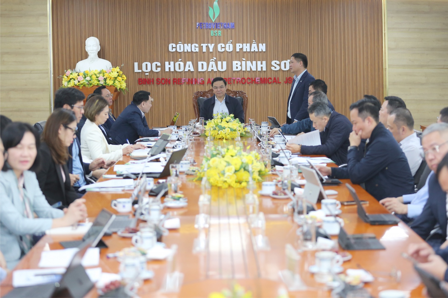Chủ tịch HĐQT BSR Bùi Ngọc Dương báo cáo với đoàn công tác Petrovietnam về các giải pháp quản trị, đẩy mạnh sản xuất kinh doanh của Công ty.