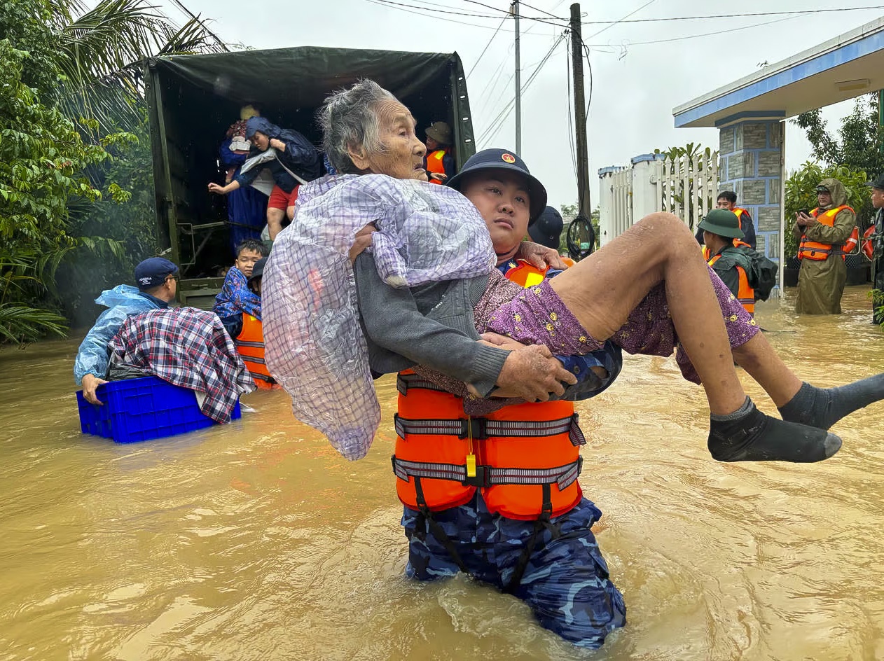 Các chiến sĩ hỗ trợ sơ tán người dân khỏi vùng lũ.