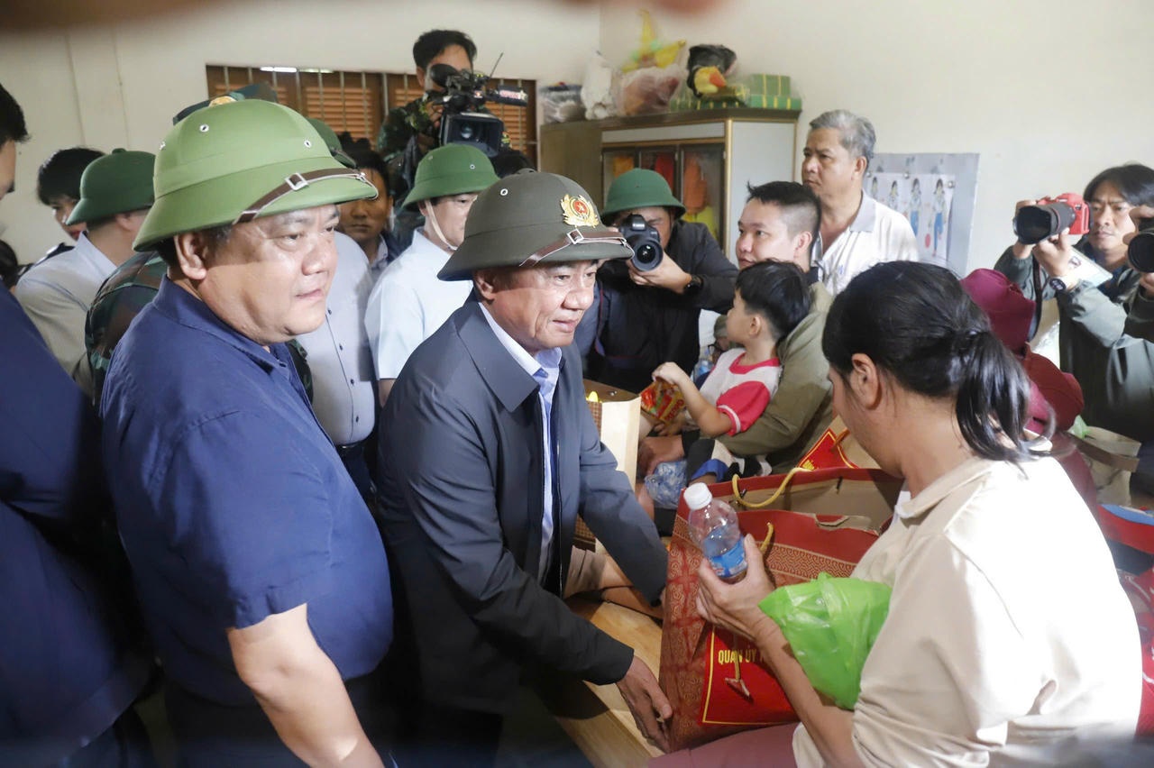 Đồng chí Trần Cẩm Tú - Ủy viên Bộ Chính trị, Thường trực Ban Bí thư thăm, động viên người dân vùng lũ Khánh Hòa