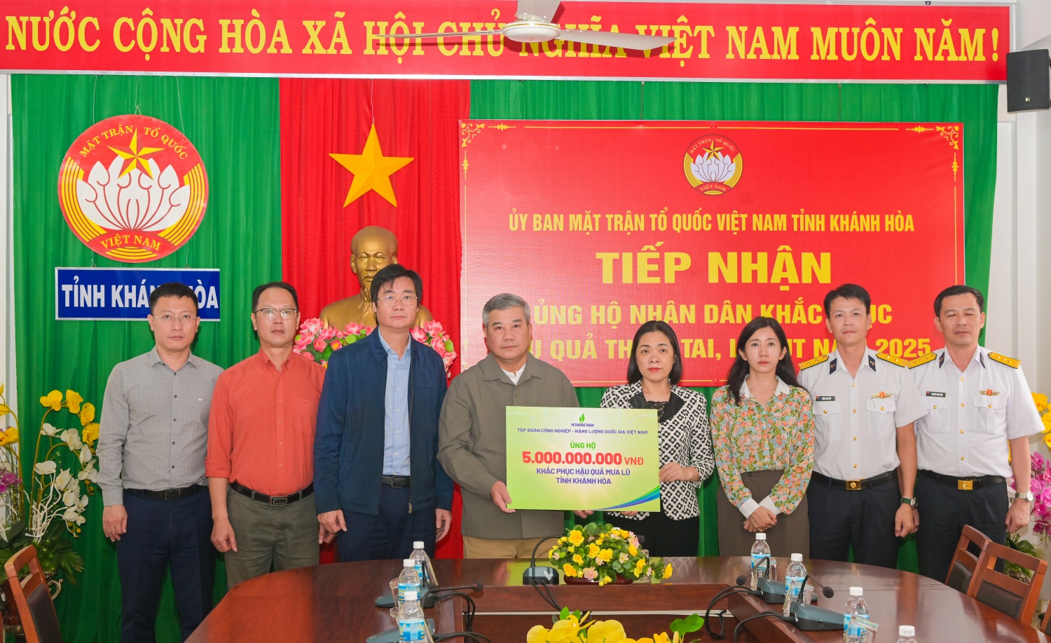 Petrovietnam trao 5 tỷ đồng hỗ trợ tỉnh Khánh Hòa khắc phục hậu quả thiên tai.