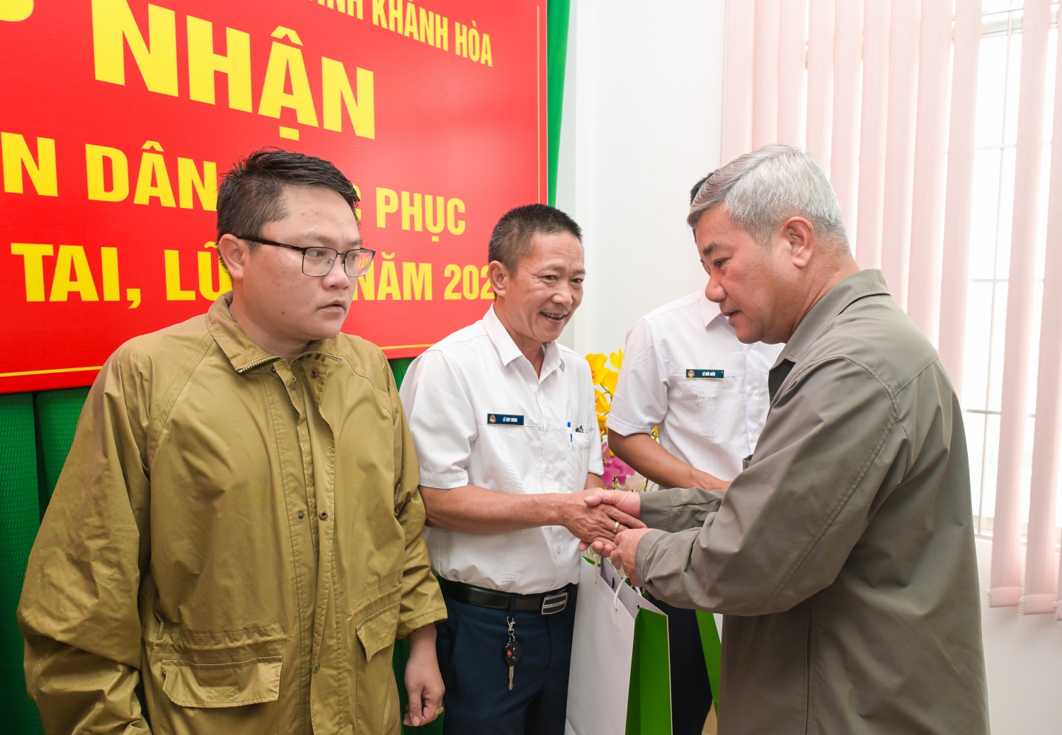 Phó Tổng Giám đốc Petrovietnam Đỗ Chí Thanh tặng quà cho người lao động Petro Cam Ranh.