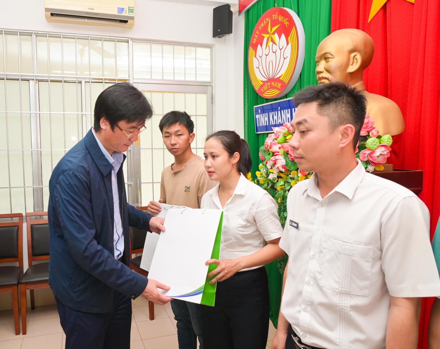 Đồng chí Nguyễn Mạnh Kha - Phó Chủ tịch thường trực Công đoàn Petrovietnam trao phần quà hỗ trợ người lao động Petro Cam Ranh.