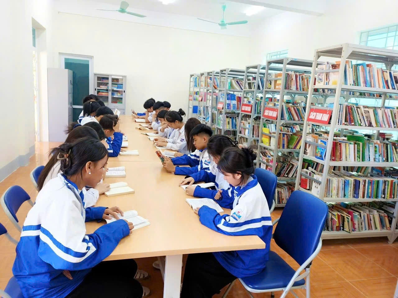 Học sinh Trường THPT Thuận Châu đọc sách tại thư viện.