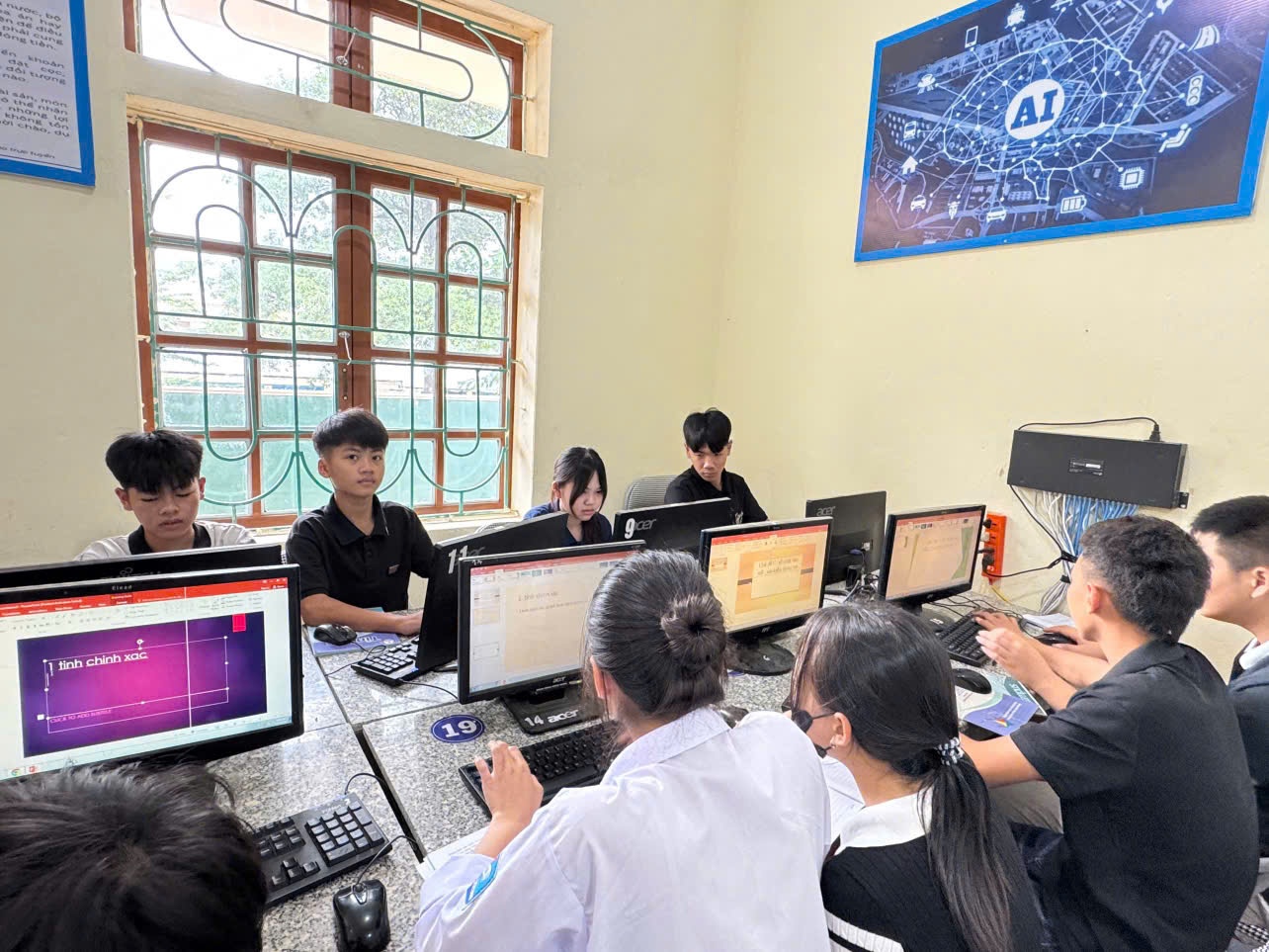 Học sinh Trường THCS Chu Văn An, xã Sông Mã thực hành ở phòng máy tính.