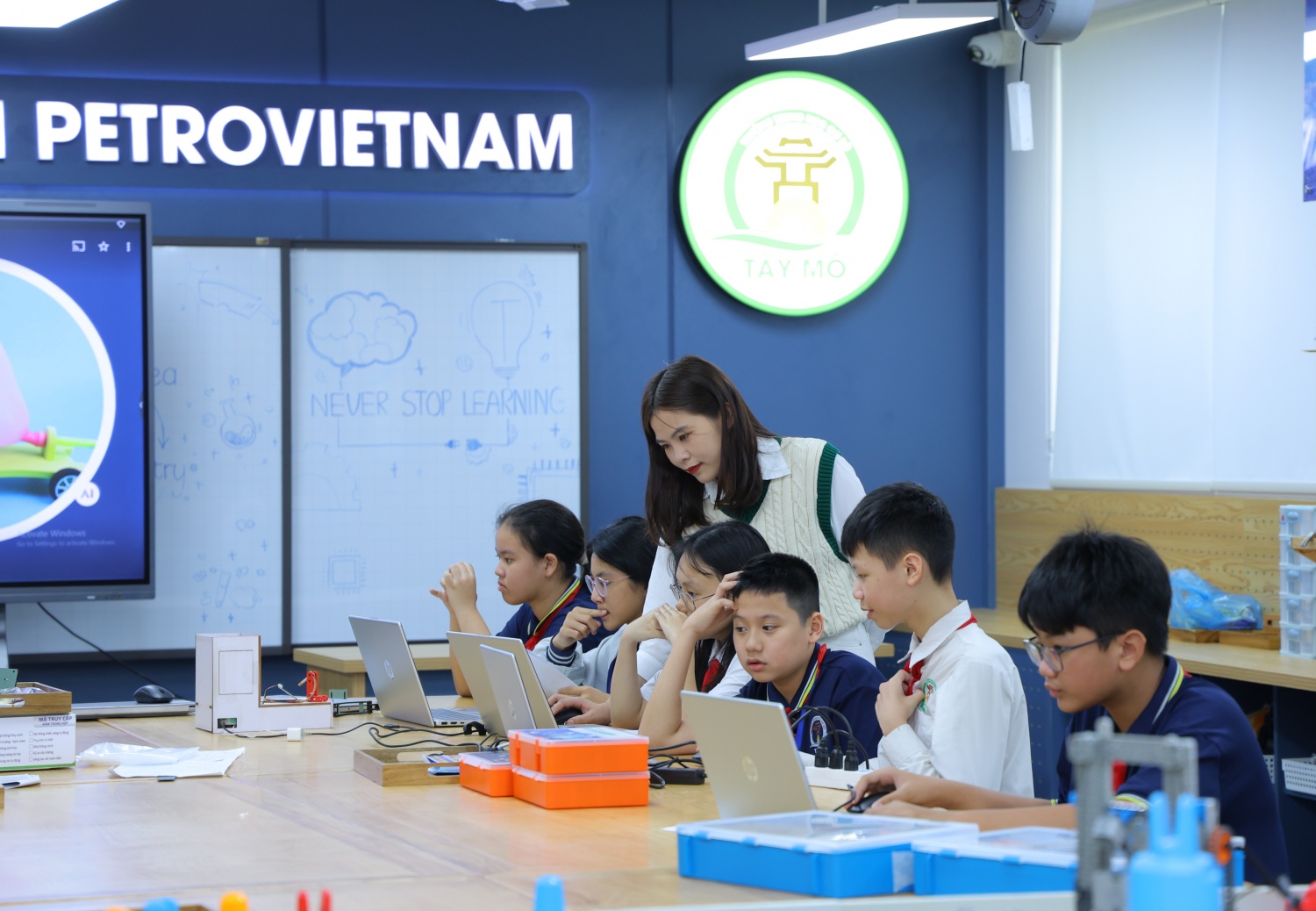 Cô Đỗ Thiện Lợi (Trường THCS Tây Mỗ) hướng dẫn các em học sinh thực hiện các bài học về STEM