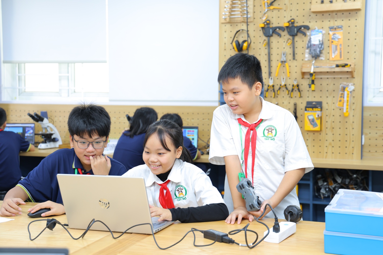 Các em học sinh Trường THCS Tây Mỗ háo hức trong mỗi tiết học