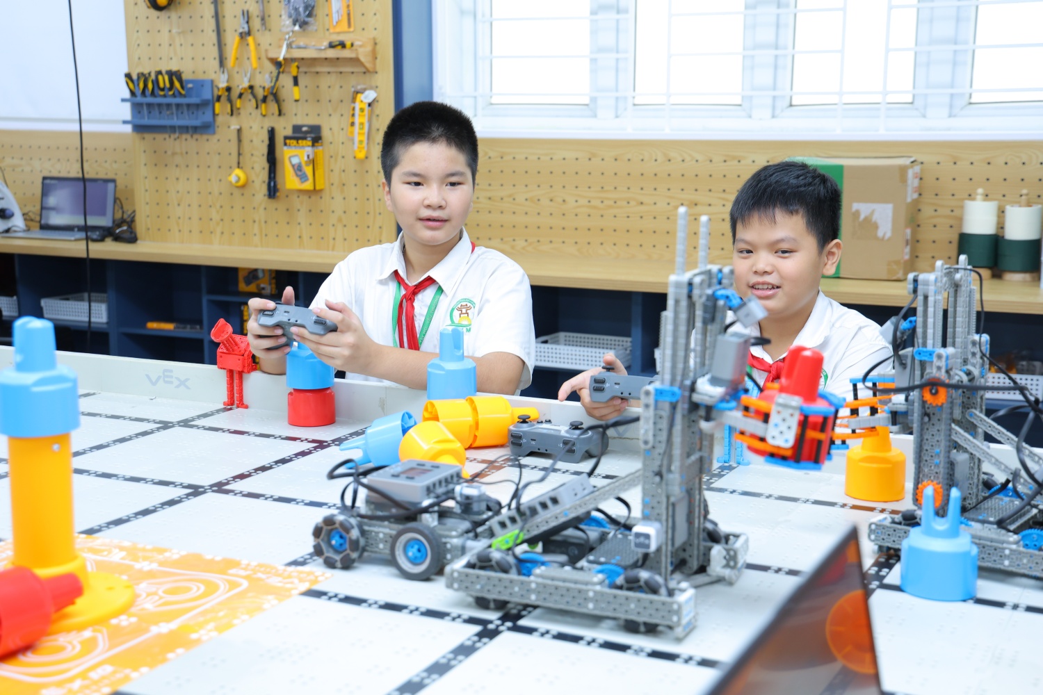 Các tiết học thực hành được mô phỏng theo hình thức thi đấu của các cuộc thi STEM.