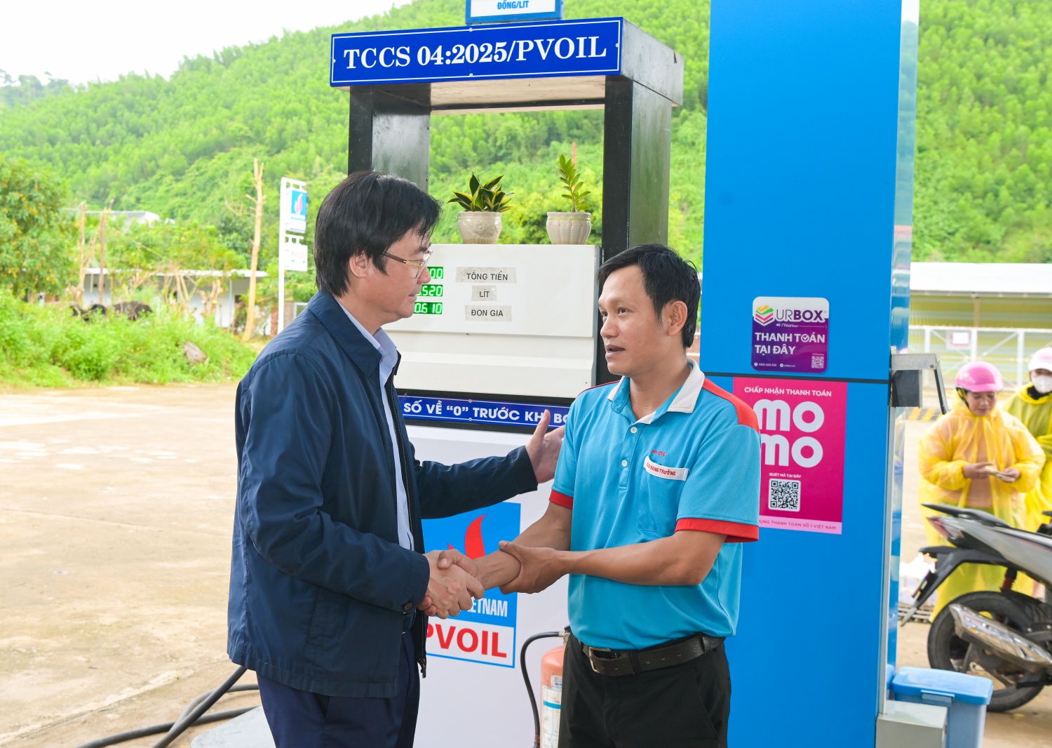 Đồng chí Nguyễn Mạnh Kha - Phó Chủ tịch thường trực Công đoàn Petrovietnam thăm hỏi, động viên, tặng quà người lao động Petrovietnam/PVOIL đang công tác tại Khánh Hòa