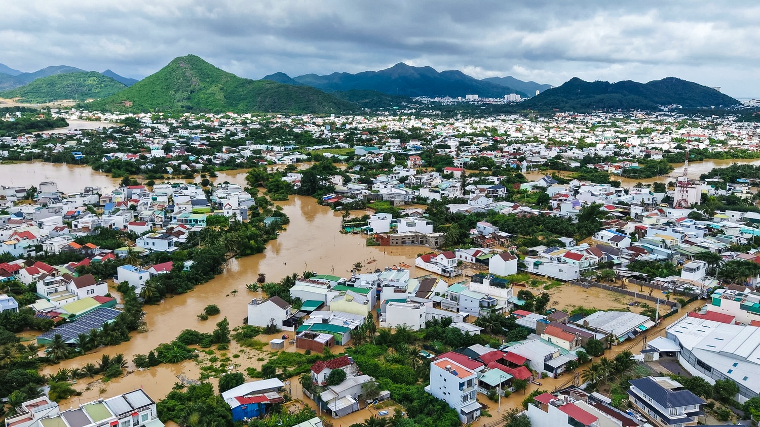 Mưa lũ tại miền Trung gây thiệt hại nặng nề về người và tài sản, nhiều khu vực bị chia cắt, hàng chục nghìn hộ dân chìm trong ngập lụt.