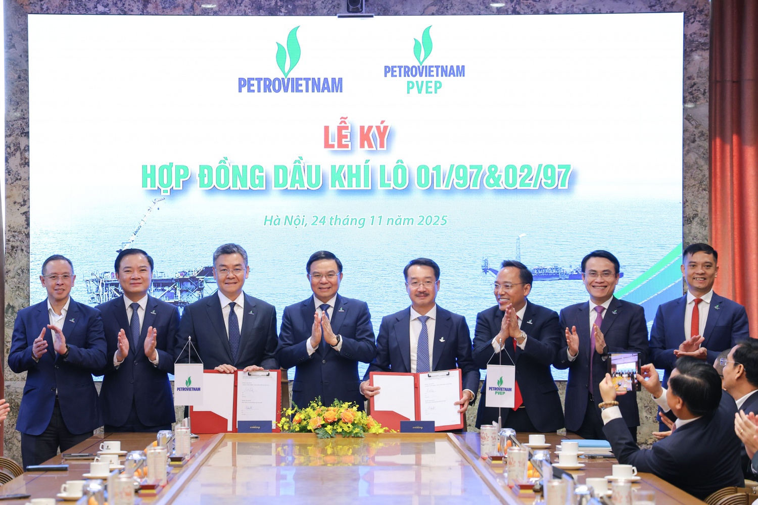 Phó Tổng Giám đốc Petrovietnam Lê Mạnh Cường và Tổng Giám đốc PVEP Nguyễn Thiện Bảo ký kết hợp đồng chia sản phẩm Lô 01/97&02/97