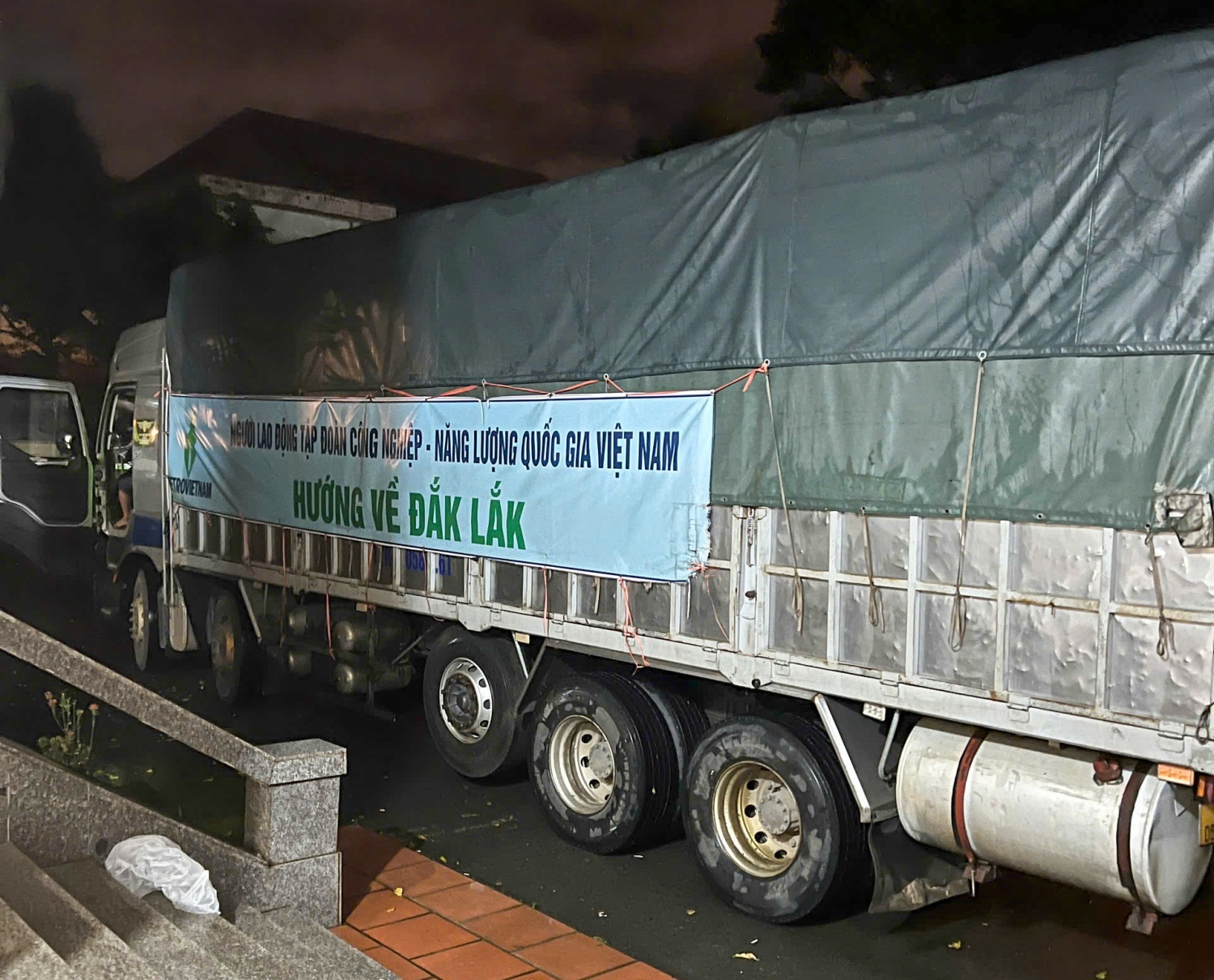 Đoàn xe Petrovietnam chở nhu yếu phẩm hỗ trợ người dân tỉnh Đắk Lắk