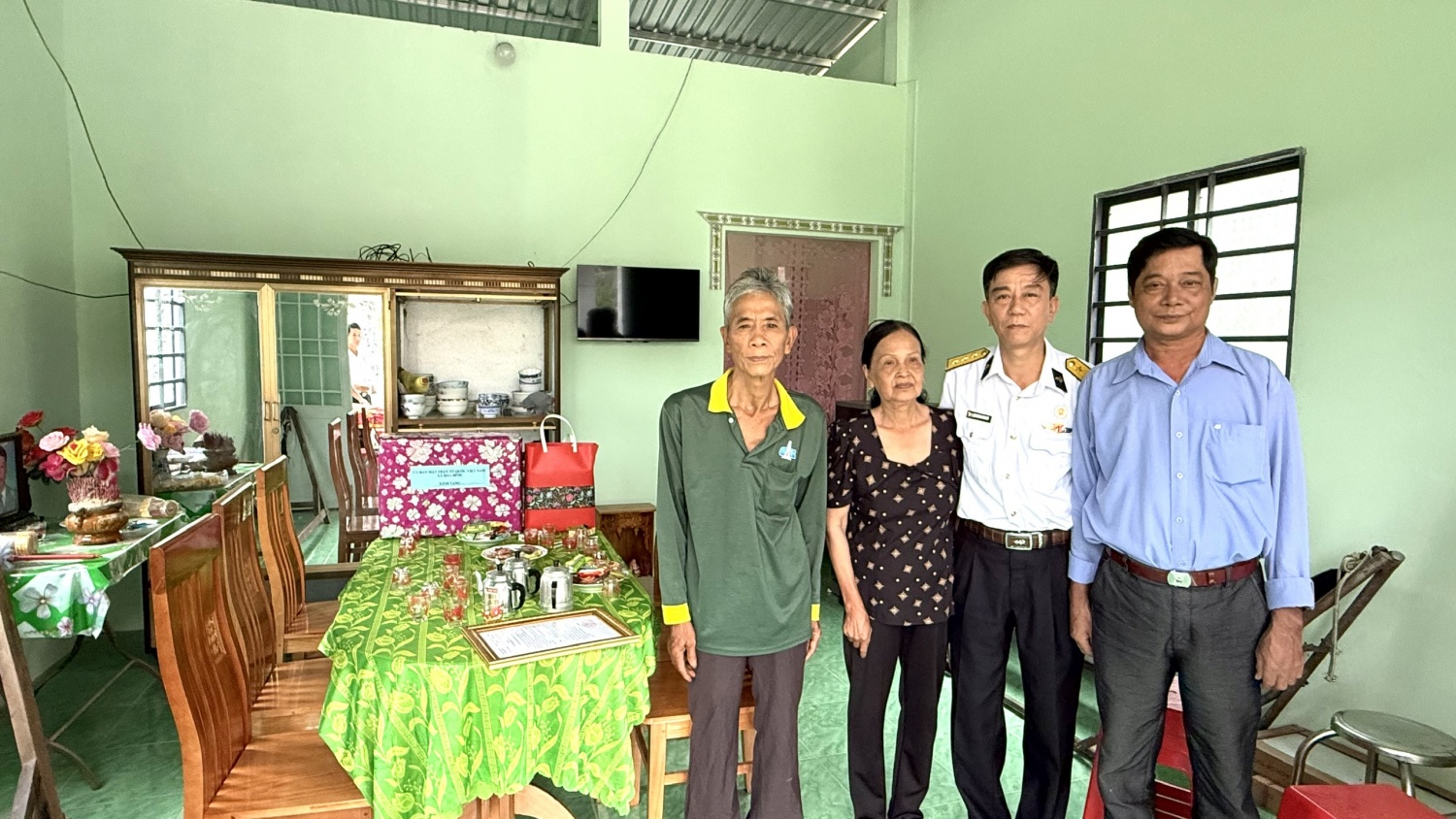 Gia đình bà Đặng Ngọc Tím vui mừng đón nhận căn nhà mới khang trang.