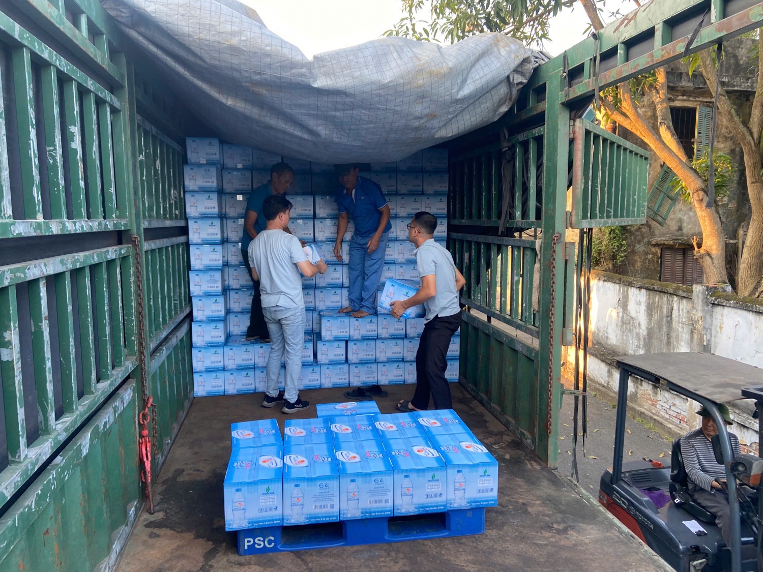 Công đoàn Petrovietnam đã đưa gạo và nước lên xe vận chuyển vào các tỉnh Khánh Hòa, Gia Lai, Lâm Đồng. Mỗi tỉnh 5 tấn gạo và 1.000 thùng nước.