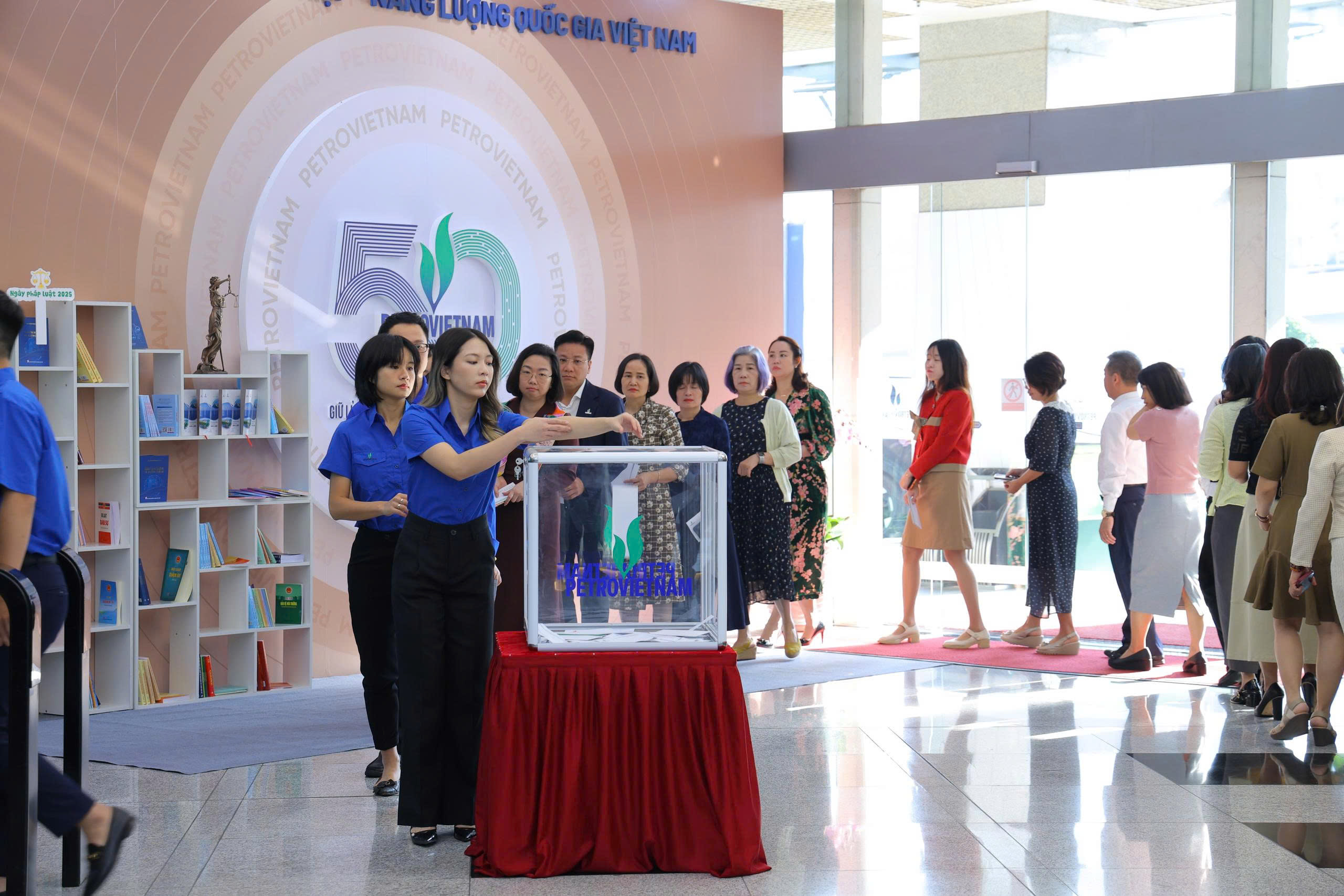 Các cán bộ, người lao động tại BMQL&ĐH Petrovietnam trực tiếp ủng hộ đồng bào chịu ảnh hưởng bởi mua lũ thông qua bỏ thùng quyên góp và quét mã QR code.