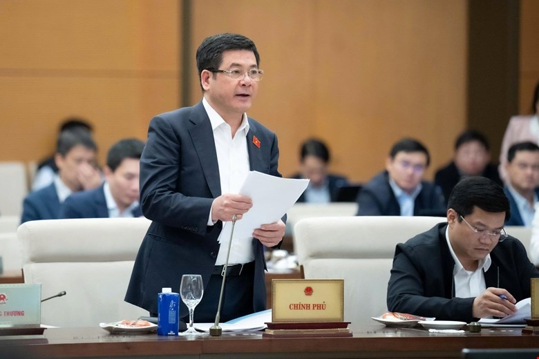 Bộ trưởng Bộ Công Thương Nguyễn Hồng Diên trình bày Tờ trình tại Phiên họp