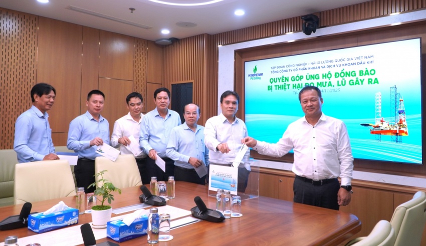 Ban lãnh đạo, Công đoàn và các phòng/ban chuyên môn PV Drilling tham gia ủng hộ người dân vùng mưa lũ.