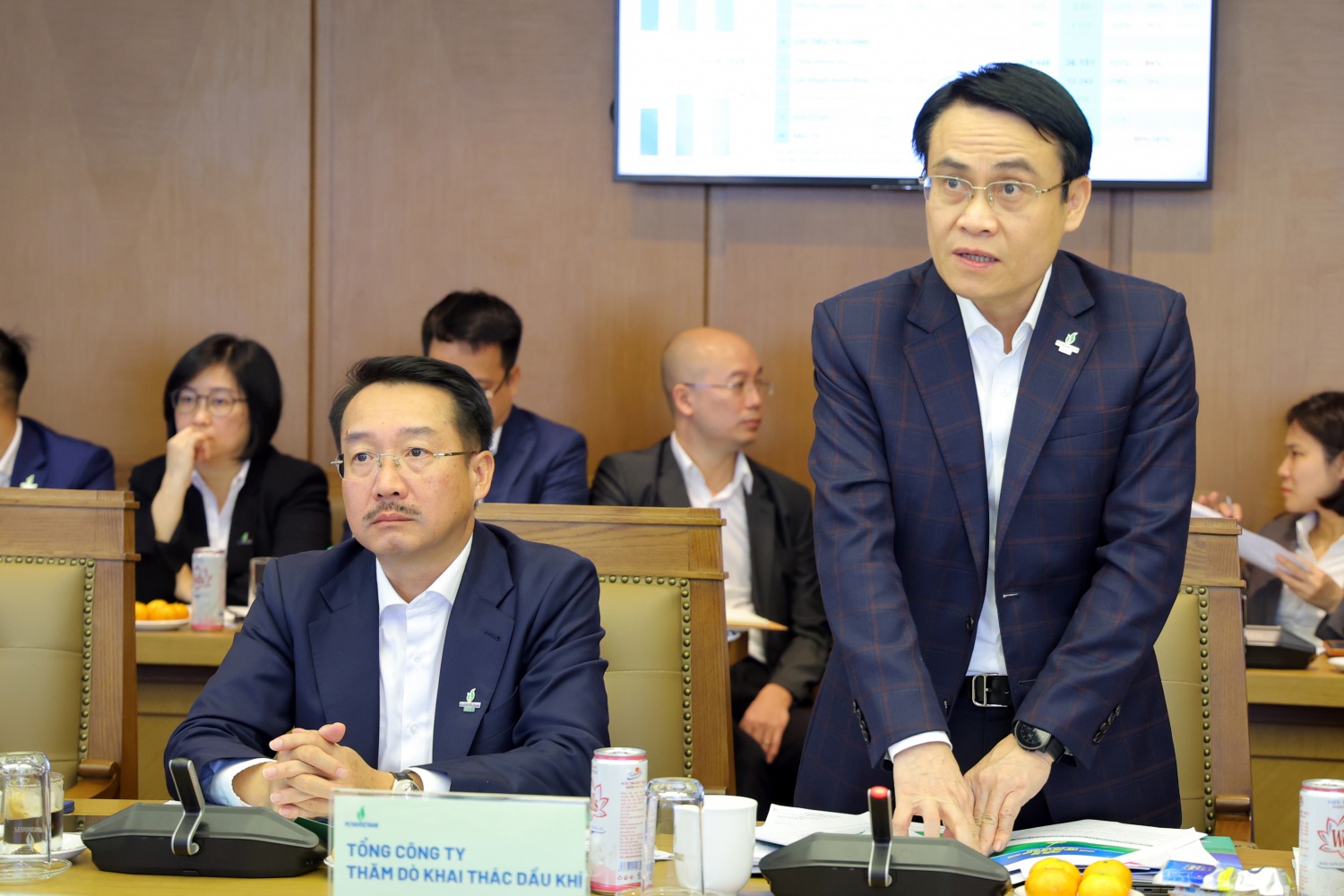 Chủ tịch HĐTV PVEP Trương Quốc Lâm trình bày báo cáo tại cuộc họp.