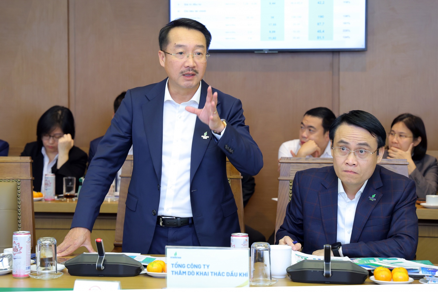 Tổng Giám đốc PVEP Nguyễn Thiện Bảo trao đổi tại cuộc họp.