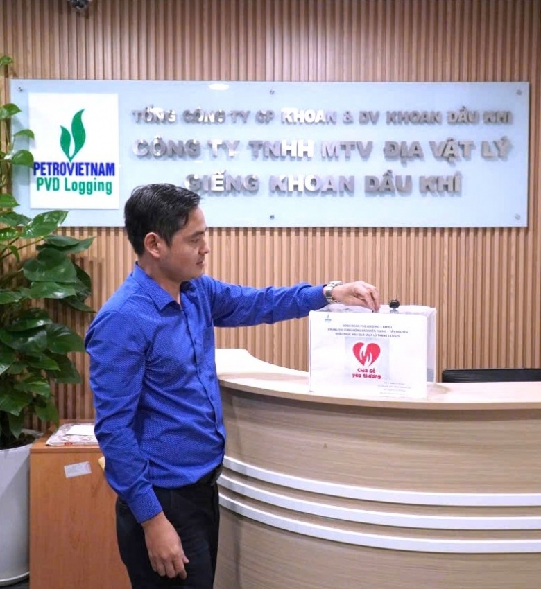 Người lao động PVD Logging quyên góp ủng hộ.