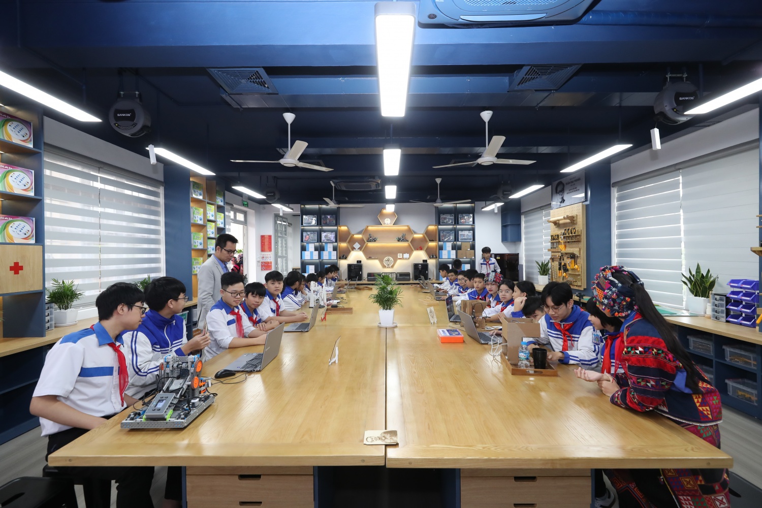 Chương trình “STEM Innovation Petrovietnam” là dự án giáo dục quy mô lớn, nhằm cụ thể hóa chủ trương đổi mới sáng tạo, nâng cấp hạ tầng giáo dục và đào tạo thế hệ trẻ làm chủ khoa học - công nghệ của Bộ Chính trị.