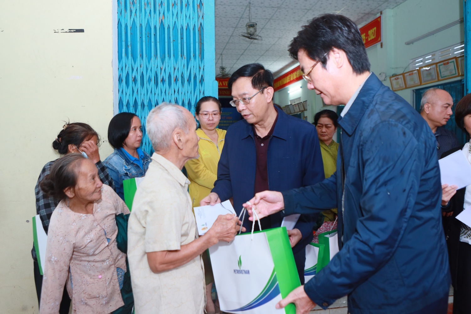 Đoàn hỗ trợ của Petrovietnam do đồng chí Trần Quang Dũng - Phó Bí thư thường trực Đảng ủy Tập đoàn dẫn đầu thăm hỏi, động viên và trao các phần quà cho đồng bào Đà Nẵng bị ảnh hưởng do mưa lũ.