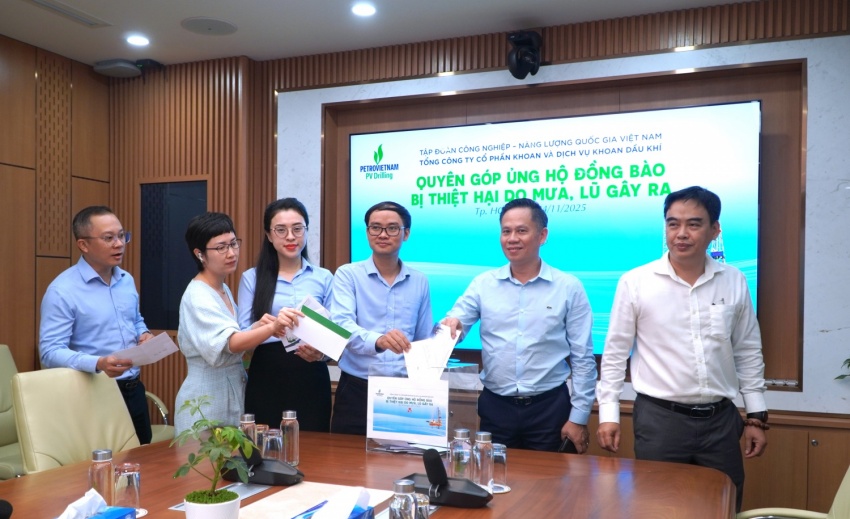 Người lao động ở Văn phòng Tổng công ty tích cực tham gia chương trình quyên góp.