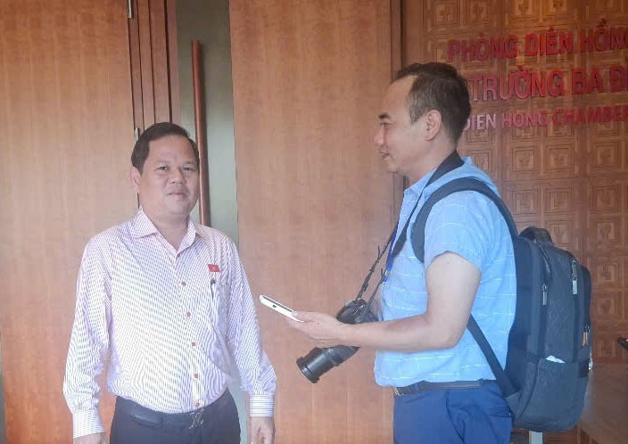 Phóng viên trao đổi với đại biểu Nguyễn Duy Thanh bên lề Quốc hội