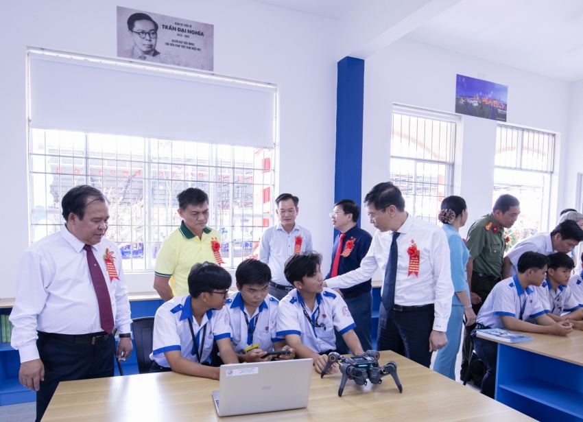 Ông Trần Quang Dũng - Phó Bí thư thường trực Đảng ủy Petrovietnam cùng các đại biểu tham dự giờ thực hành lập trình robot tại phòng STEM Trường THPT Võ Văn Kiệt (tỉnh Cà Mau).