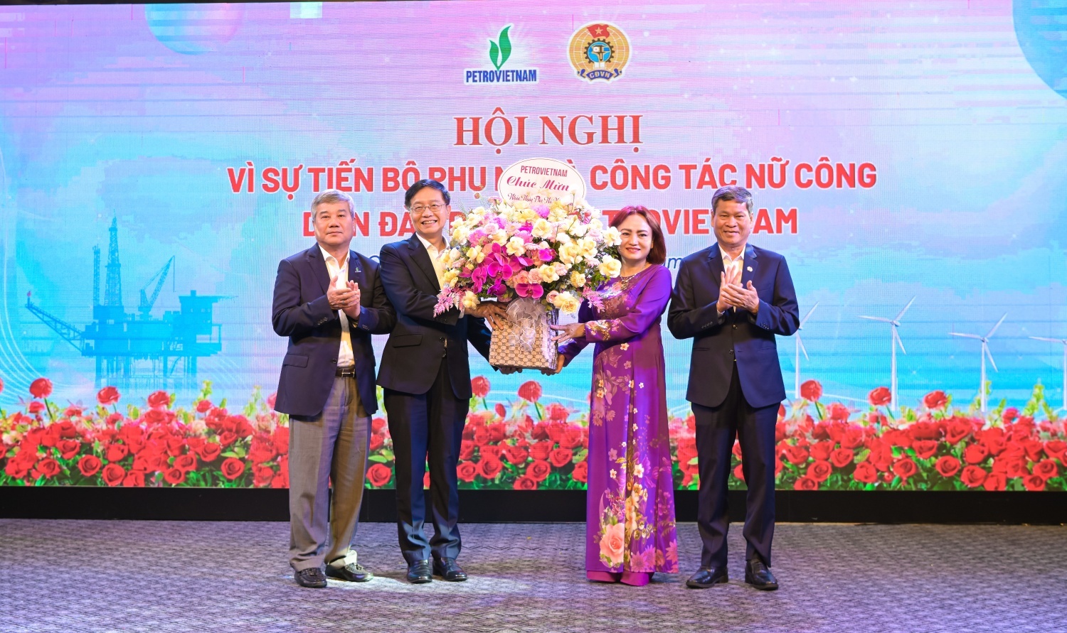Đồng chí Huỳnh Thanh Xuân, Phó Chủ tịch Tổng Liên đoàn Lao động Việt Nam; đồng chí Trần Quang Dũng, Phó Bí thư thường trực Đảng ủy Petrovietnam và đồng chí Đỗ Chí Thanh, Phó Tổng Giám đốc, Trưởng ban Vì sự tiến bộ phụ nữ Petrovietnam tặng hoa tri ân các nữ cán bộ Petrovietnam nhân kỷ niệm Ngày Phụ nữ Việt Nam 20/10