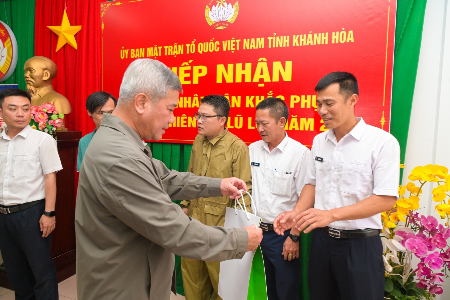 Petrovietnam đã đến thăm, tặng quà và trao 5 tỷ đồng hỗ trợ tỉnh Khánh Hòa khắc phục hậu quả thiên tai.