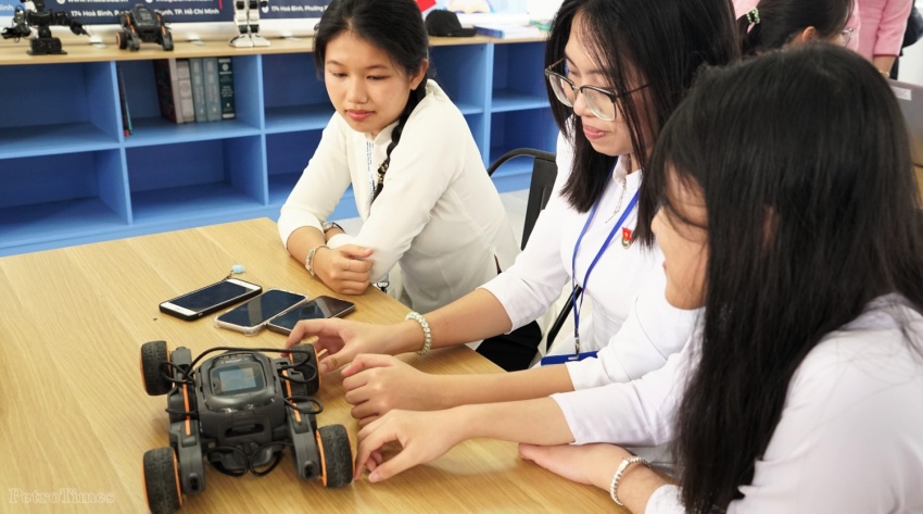 Học sinh hào hứng trải nghiệm các bộ robot lập trình trong phòng STEM