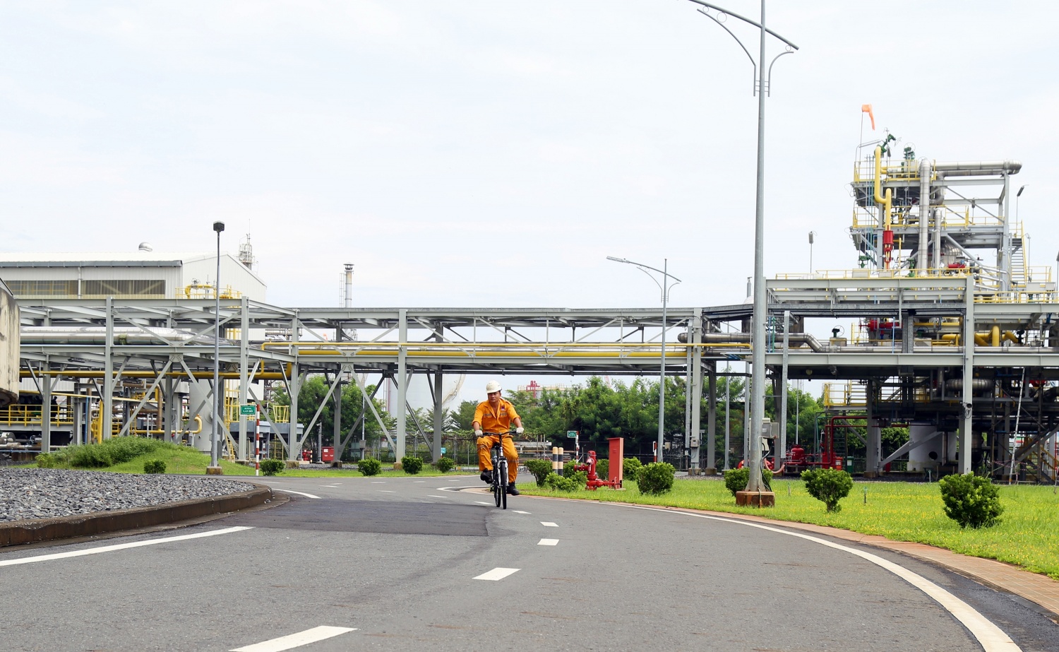   		Kỹ sư vận hành đạp xe tuần tra trong kho cảng	