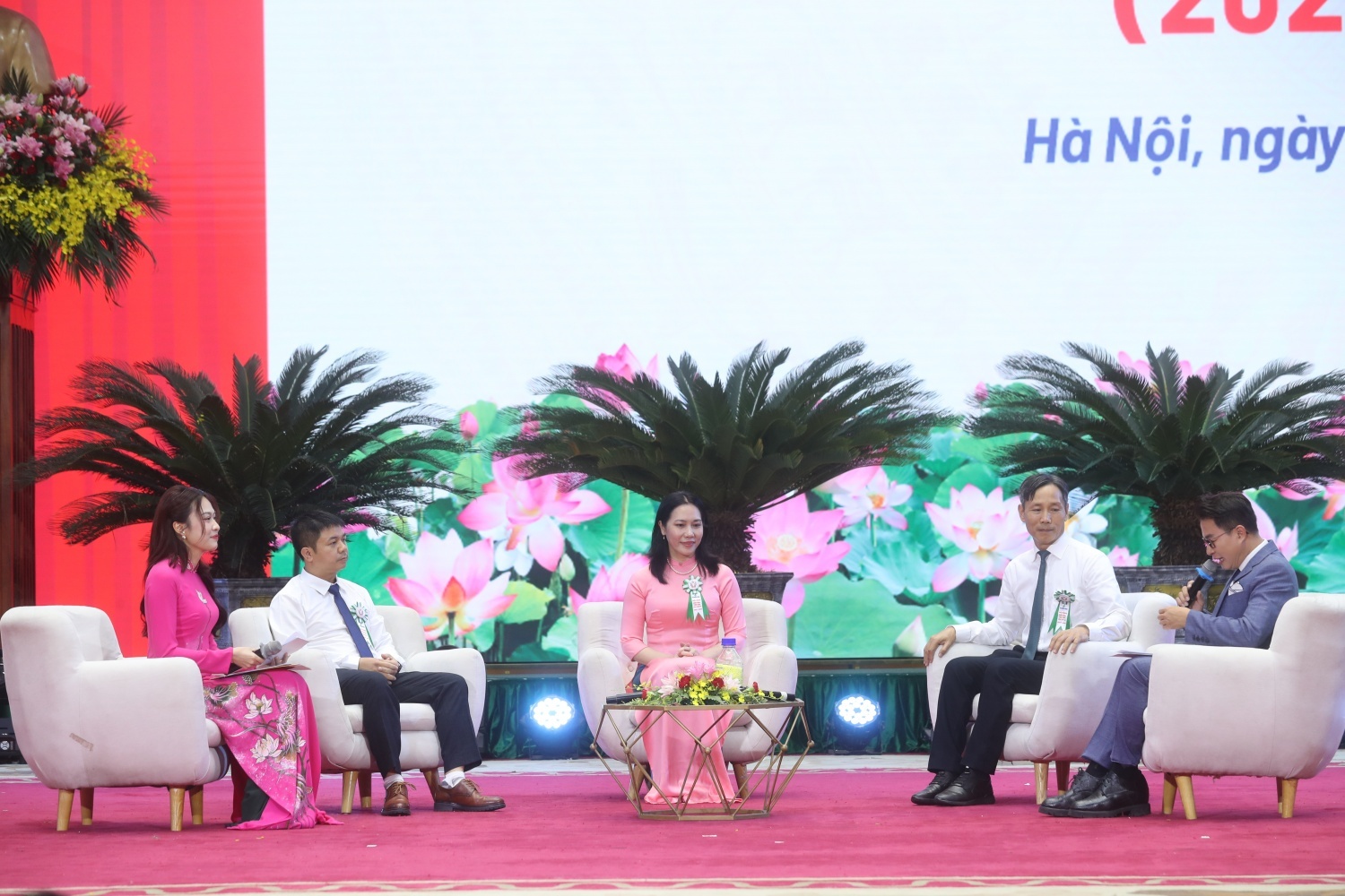 Chị Trương Thị Thu Hà (ngồi giữa) giao lưu, chia sẻ tại Hội nghị điển hình tiên tiến Petrovietnam lần thứ VI, giai đoạn 2025-2030