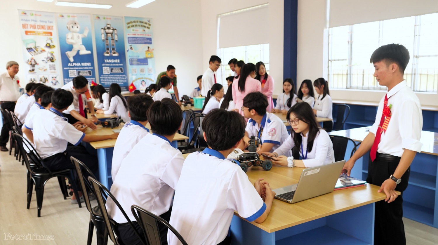 Ngành giáo dục Cà Mau tin tưởng các phòng STEM do Petrovietnam tài trợ sẽ hình thành mạng lưới các trường tiên phong, tạo động lực cạnh tranh lành mạnh, khuyến khích học hỏi lẫn nhau, rút ngắn khoảng cách chất lượng giáo dục giữa các vùng (Ảnh: Không gian phòng thực hành giáo dục STEM tại Trường THPT Võ Văn Kiệt)