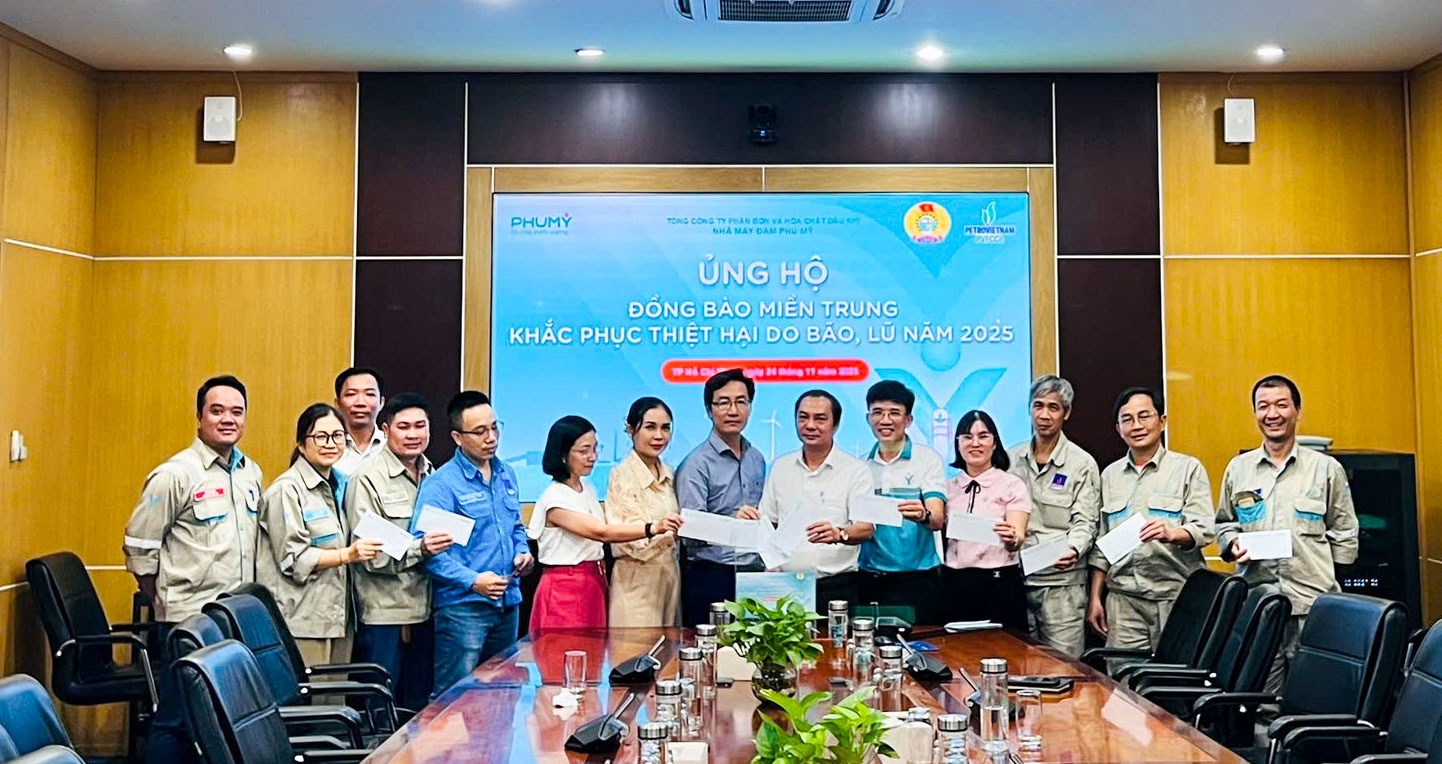 Nhà máy Đạm Phú Mỹ quyên góp ủng hộ đồng bào vùng lũ.