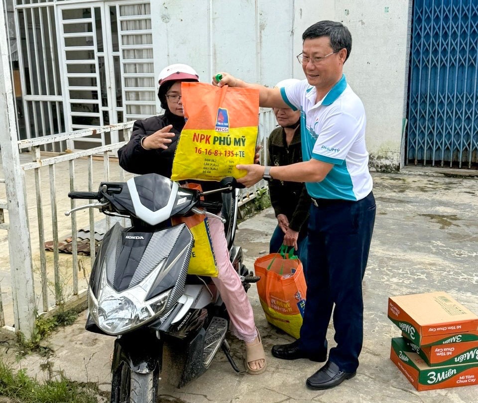 Những phần quà được Phú Mỹ Đông Nam Bộ trao tận tay người dân.