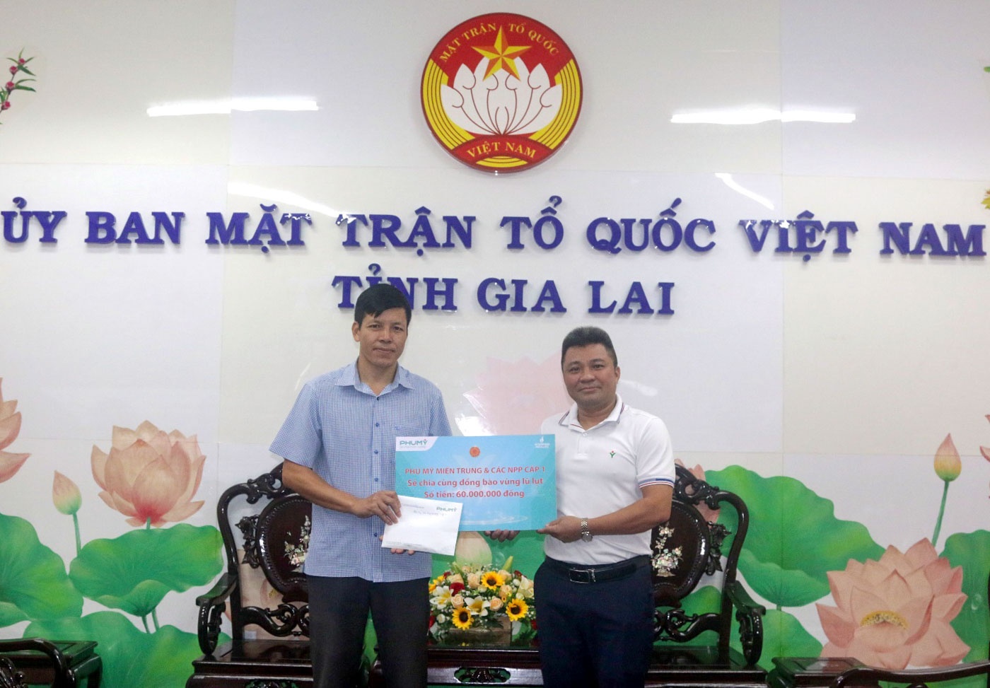 Ông Tạ Quốc Phương, Phó Giám đốc, Chủ tịch Công đoàn Phú Mỹ Miền Trung đại diện công ty trao 60 triệu đồng hỗ trợ đồng bào vùng lũ cho Ủy ban Mặt trận Tổ quốc Việt Nam tỉnh Gia Lai.