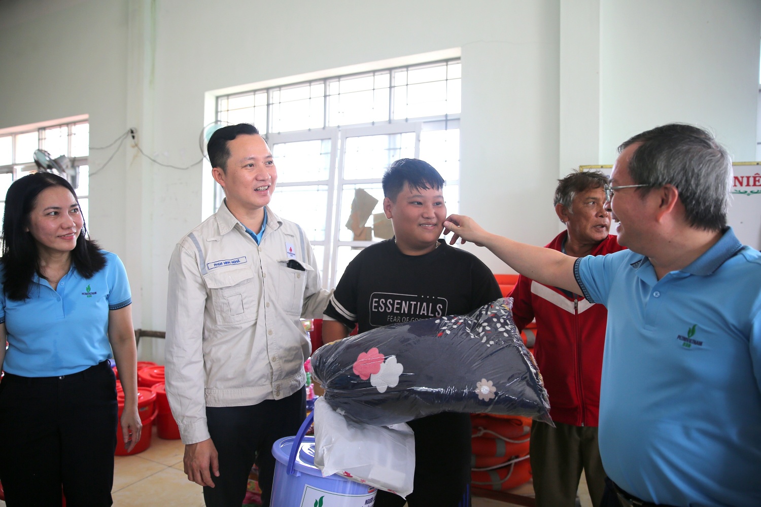 Đại diện BSR, Phó Bí thư Thường trực Đảng ủy, Thành viên HĐQT Khương Lê Thành và Phó Tổng Giám đốc Phạm Minh Nghĩa, cùng đại diện các tổ chức chính trị - xã hội công ty đã trao tận tay những món quà ý nghĩa đến với bà con xã Xuân Cảnh.