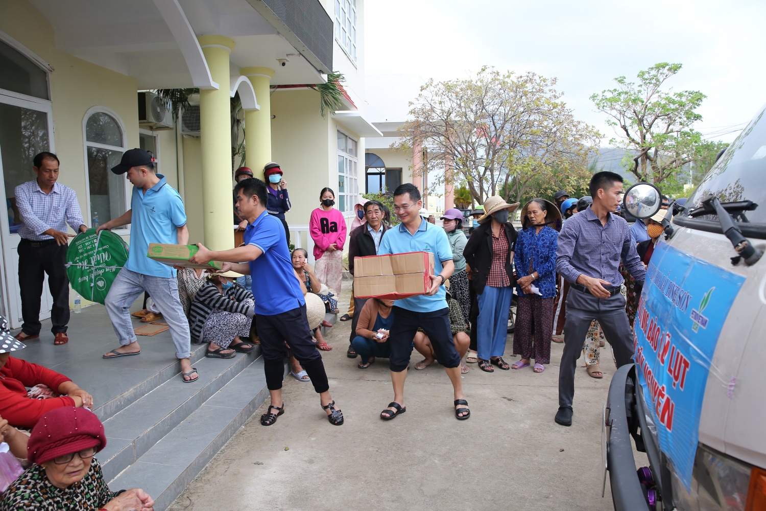 CBCNV BSR chuyển những phần hàng hỗ trợ cho bà con xã Xuân Lộc
